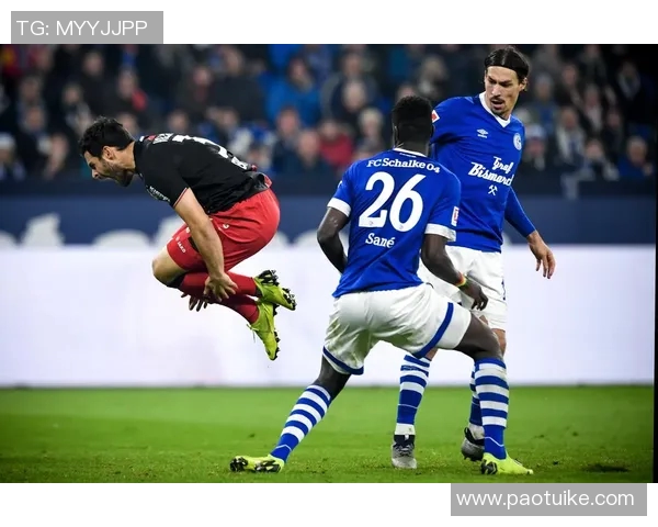 沙尔克04客场硬战战平勒沃库森稳居联赛中游